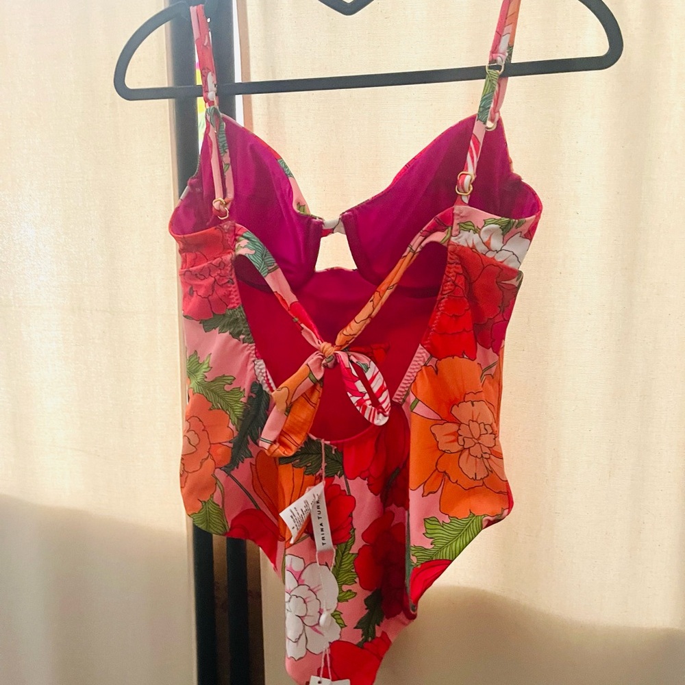 NWT Trina Turk flowers multi colored one piece swimsuit w/low back w/tie Size 6 - Picture 2 of 5